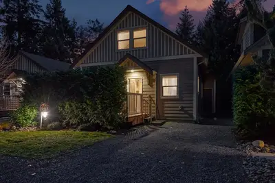 Image de Haute saison disponible! ! <br>Wifi et câble, piscine et bain à remous, Bbq Mini Golf. Coombs!