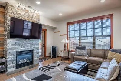 Image de Top Floor Superbe 2br / 2ba Unité dans le village avec une vue magnifique! Endroit calme.