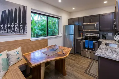 Image de Nouvellement rénové 1 Suite Villa n ° 2, étapes de White Beach Sandy Beach & Surf