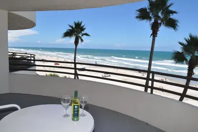 Image de Spectaculaire Direct Ocean Front 2b / 2b Condo-Grand balcon privé, Vues Galore!