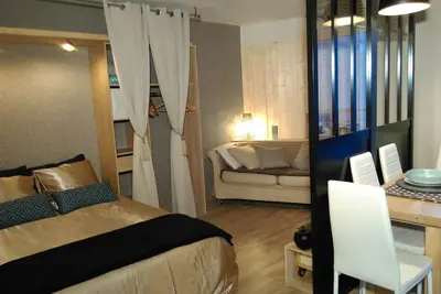 Image de très beau studio avec vrai lit au calme  à 1400m. du centre et des plages