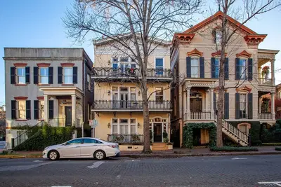 Image de Home Away from Home, Magnifique condo historique au coeur de la ville