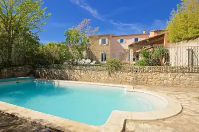 Image de Jolie maison de village climatisée  pour 8 personnes, piscine sécurisée.