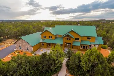 Image de Massive Cabine De Luxe De 9 Chambres! Parfait Pour Les RÉUNIONS Et Retraites!