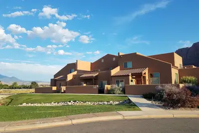 Image de Desert Getaway dispose de 3 lits, 2. 5 salles de bain, garage 2 voitures et près de la piscine! Condo 5a7