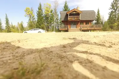 Image de La meilleure cabane en rondins confortable dans les montagnes entourée de nature et de nature sauvage
