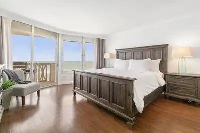 Image de ~ Direct Oceanfront ~ Condo de luxe et moderne au 7e étage Idéal pour les couples et les familles