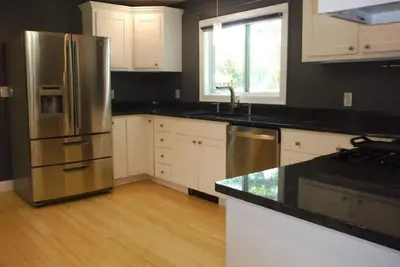 Image de 5 chambres 3 salles de bain Nouvelle maison de luxe dans le N. Conway Village avec un bain à remous!