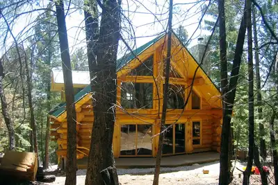 Image de Handcrafted Accueil Connexion avec baignoire soutien chaud dans la forêt nationale