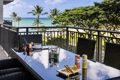 Image de Condo de coin surdimensionné à l'intérieur de la tour de la plage avec vue privée sur l'océan au coucher du soleil