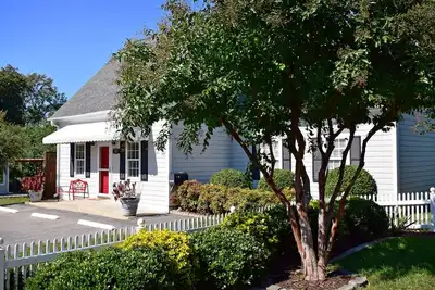 Image de The Cary Cottage 1 Br 1 Ba Private Sleeps 4 - Downtown Cary, Eat Drink Play Shop