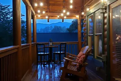 Image de Hottub w / Mtn Views, Luxe 5 ÉTOILES, 1 Mile à Prkwy, Gated, Piscine, Jacuzzi, Arcade