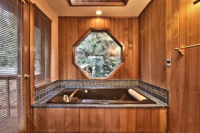 Image de Nouvelle inscription - 6br Huge Maison W \/ Spa privatif, Sauna, Salle de jeux et Vues! !