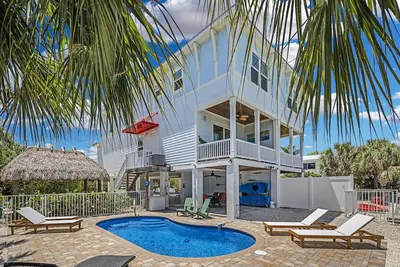 Image de 4 Bds / 3 bains-piscine chauffée- ponton privé- Paradise Found!