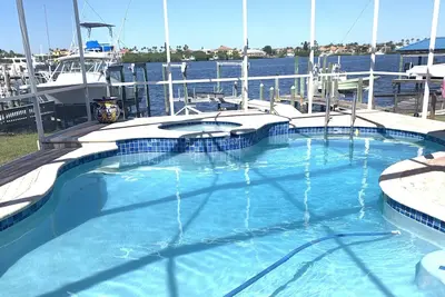 Image de Waterfront Pool Home avec Dock directement sur Bal Har Harbour