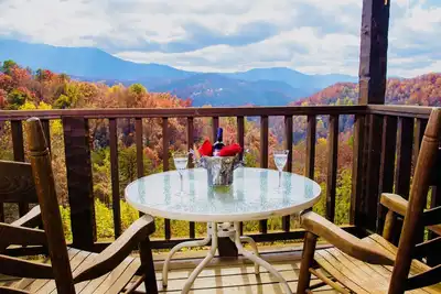 Image de Gatlinburg * romantique, cabane en rondins privée; Mountain View, 5 étoiles * Emplacement
