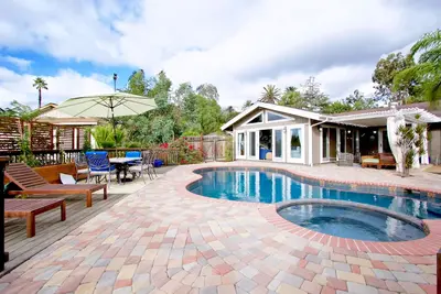 Image de Retraite à flanc de colline isolée avec piscine et spa d'eau salée