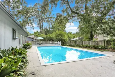 Image de Immense piscine Uf et maison divertissante: parfait pour les familles Gator avec des animaux domestiques