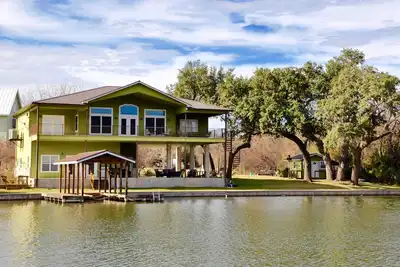 Image de Vues magnifiques sur le lac, immenses terrasses couvertes, front de mer sur une crique tranquille, ascenseur à bateaux