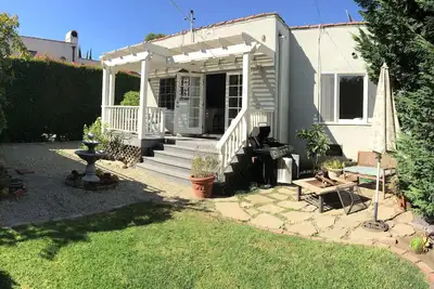 Image de Votre propre 2/1 Maison avec de grands jardins et rénové Chef'S Kitchen à West La