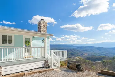 Image de Escapade romantique avec une vue panoramique imprenable sur les montagnes fumeuses