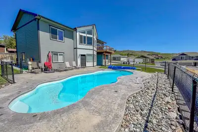 Image de New-Beautiful Newer Construction Home avec vue imprenable sur le lac