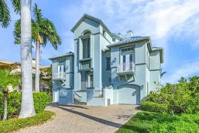 Image de Belle maison fermée devant le canal à 5 minutes de la plage aux pieds nus