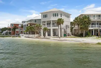 Image de Bord de l'eau conçu pour plusieurs familles vacances parfaites 5 Br / 5. 5 Ba