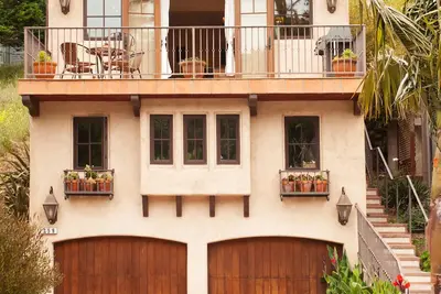 Image de Old World Charm 3bd / 2bath dans un quartier calme de canyon.