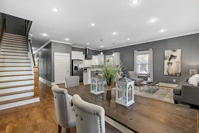 Image de Nouvelle Maison * Zone Chaude PRÈS De Broadway * 10 Lits * Pont Avec Puits De Feu! ! !