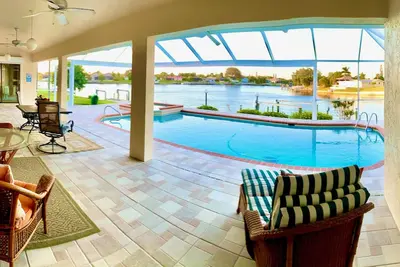 Image de Large Eau Direct Golfe Accès Cape Coral Rubicon Canal Pool Home avec Embarcadère