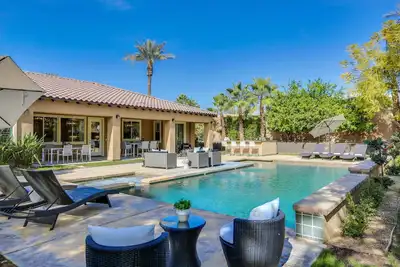 Image de Lux 7br Modern Estate - Géré professionnellement! Rénové, piscine, spa, foyer