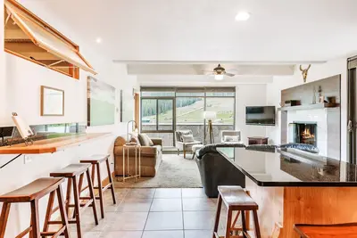 Image de Luxe Ski In / Ski Out Condo Sleeps 7 W / Slopeside View & foyer au bois