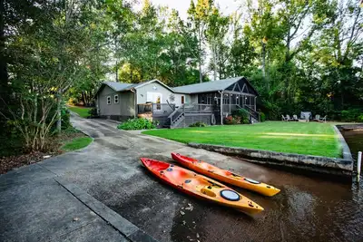 Image de Retraite au bord du lac; Poisson, kayak, véranda, rampe de bateau, WiFi et câble