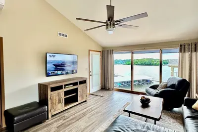 Image de Penthouse avec balcon ouvert. Greatest Location, 30x10 Boat Slip Free.