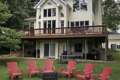Image de Belle maison sur la rivière Blanche à côté de la rampe d'accès public de Wildcat Shoals