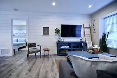 Image de Rabais de fin d'année! Maison rénovée, piscine chauffée près de S. Plage de Venise.