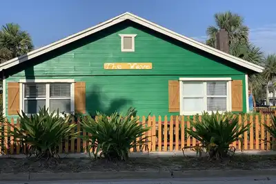 Image de Beachouse à proximité des commerces / restaurants / vie de rue. Steps2Beach. Wifi. BoatRental. Le golf