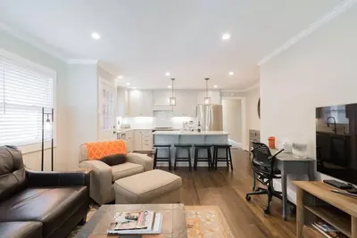 Image de Nouveau luxe moderne près du centre-ville, endroit paisible