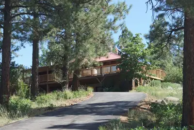 Image de Cabane en rondins avec vue sur la montagne