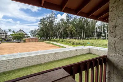 Image de Remodeld. Étapes à la plage. Unité de 2 chambres au dernier étage sur le côté océan du complexe