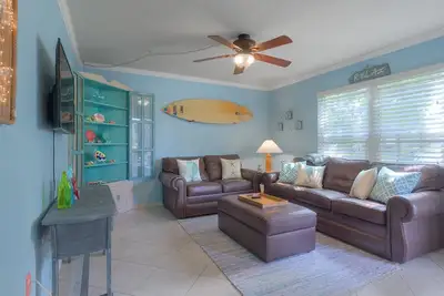 Image de The Beach Retreat, 3 lits, marche de la plage, boutiques et jetée, articles de plage inclus