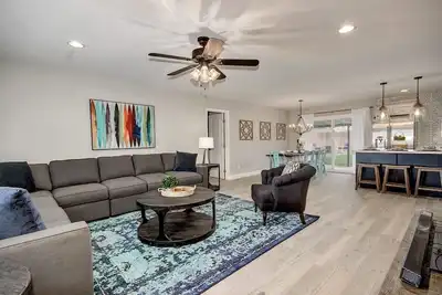 Image de Remodeler complet! Deux Master Suites avec piscine, à proximité de la vieille ville