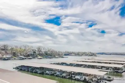 Image de Hou La La! Mise à jour de 2 étages-3 bd, 2 ba étage supérieur, Sleeps 12 w / Main Channel View!