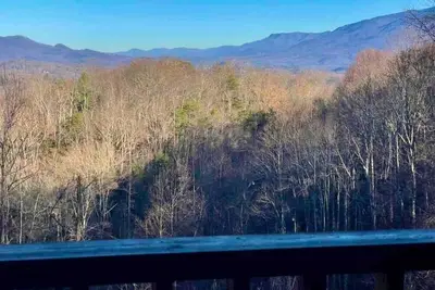 Image de Cabane en rondins très privée avec vue sur la montagne et bain à remous