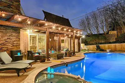Image de Piscine chauffée, bain à remous, billard, tennis de table, fléchettes, baby-foot, jeu de palets