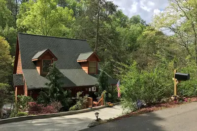 Image de * Super emplacement * Près de Dollywood Luxury Cabin Gameroom, Hotub, WiFi, Tv par câble <br>