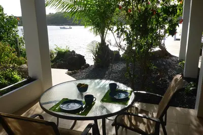 Image de Oasis privée et paisible au bord de l'eau, à distance de marche de toutes les commodités.