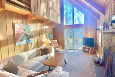 Image de Walk to Mount Snow - Chalet 6 chambres avec bain Ă remous et sauna