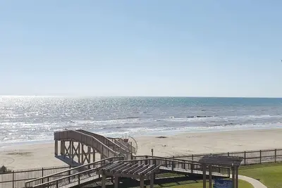 Image de Seascape 2/2 condo en bord de mer avec une vue imprenable depuis 2 balcons privés